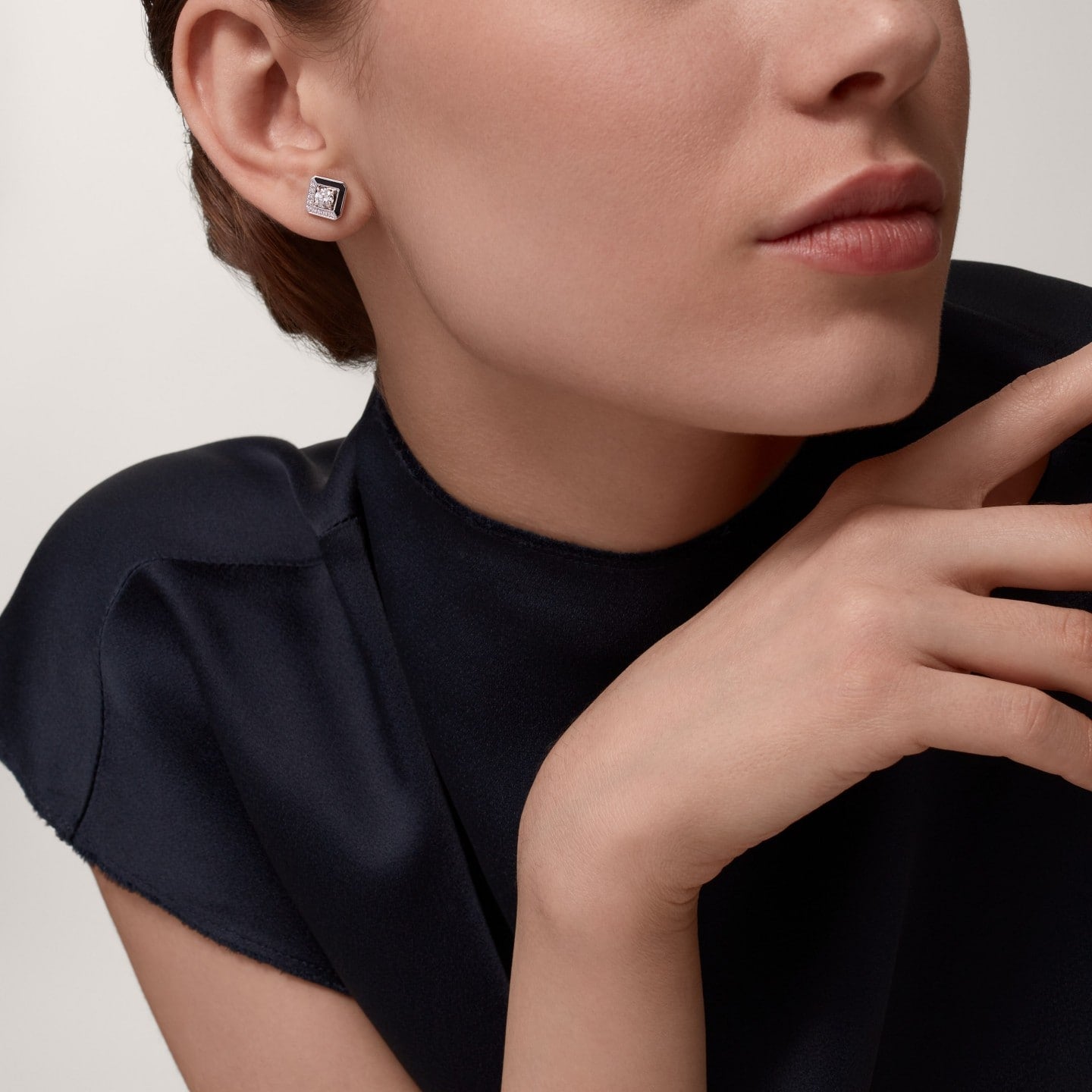 Puces d'oreilles Galanterie de Cartier, 2 diamants taille brillant, semi-pavées