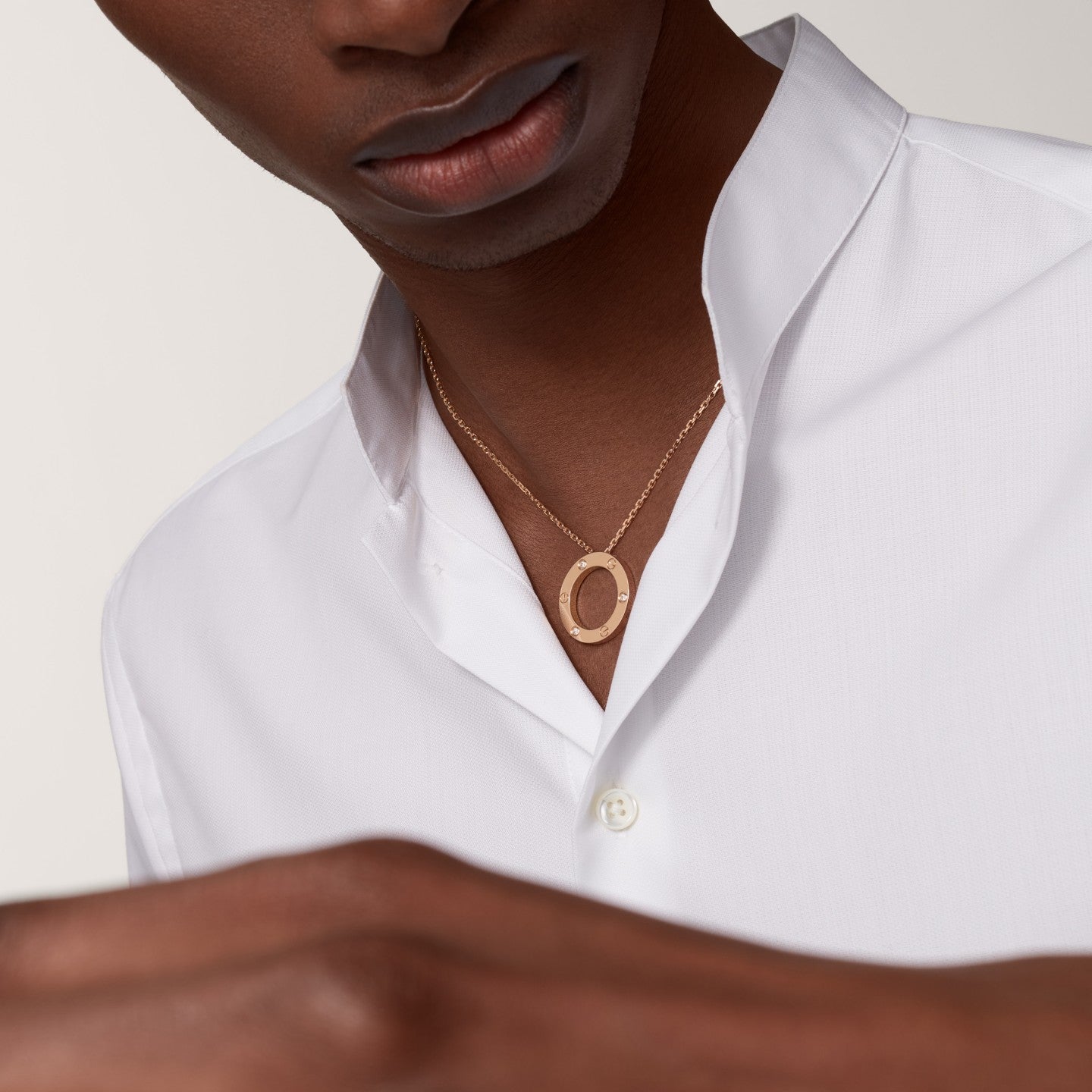 Pendentif LOVE rond, 3 diamants