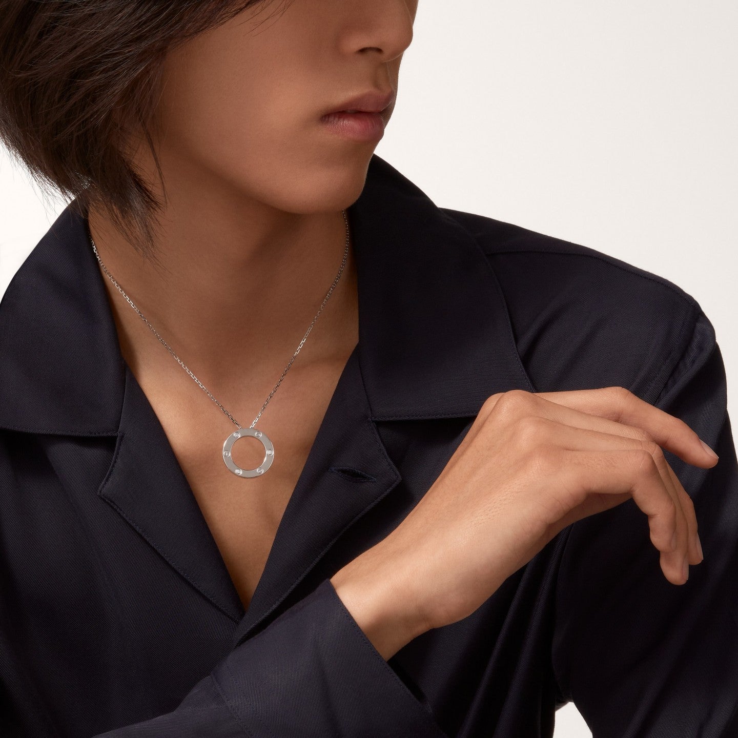 Pendentif LOVE rond, 3 diamants