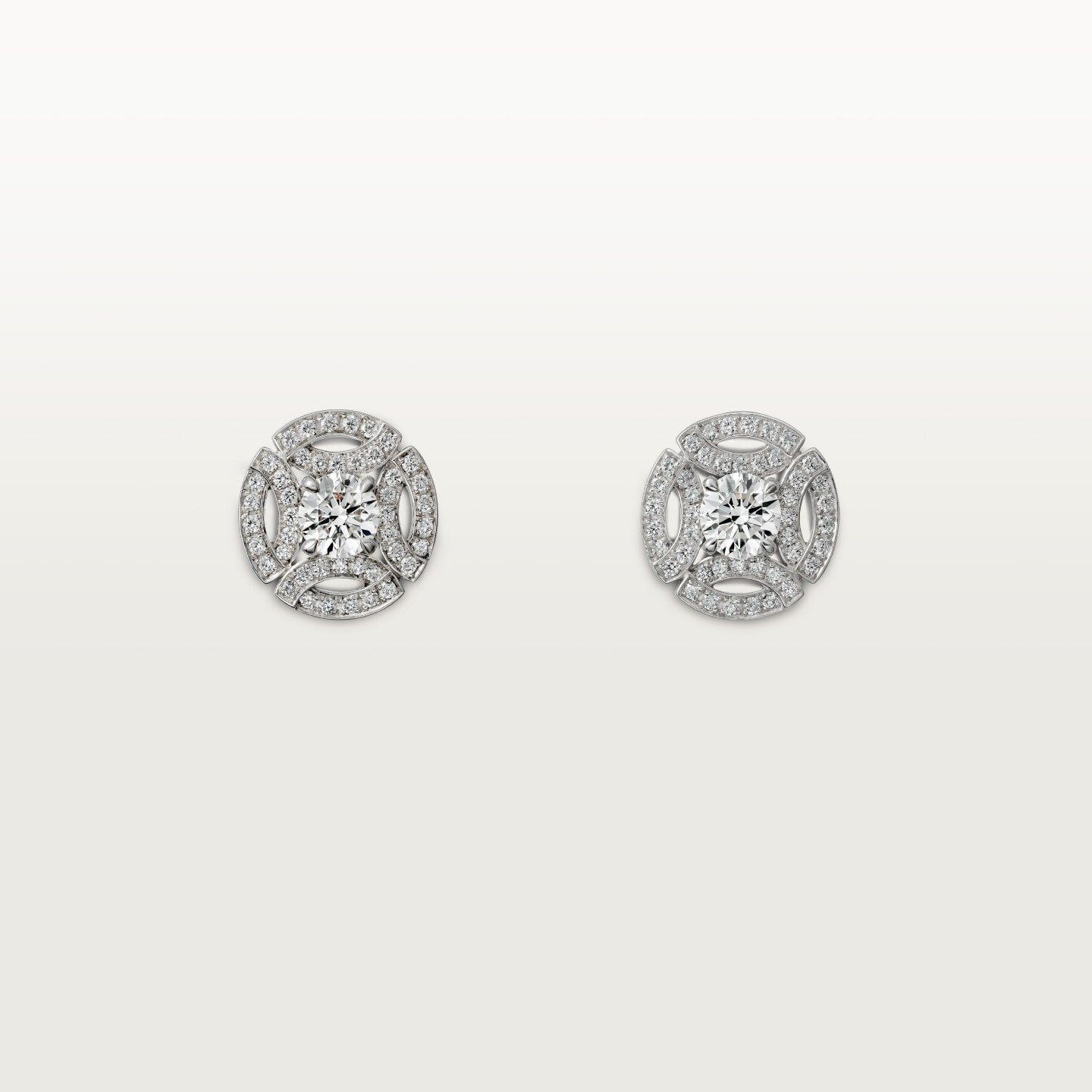 Puces d'oreilles Galanterie de Cartier, 2 diamants taille brillant, pavées