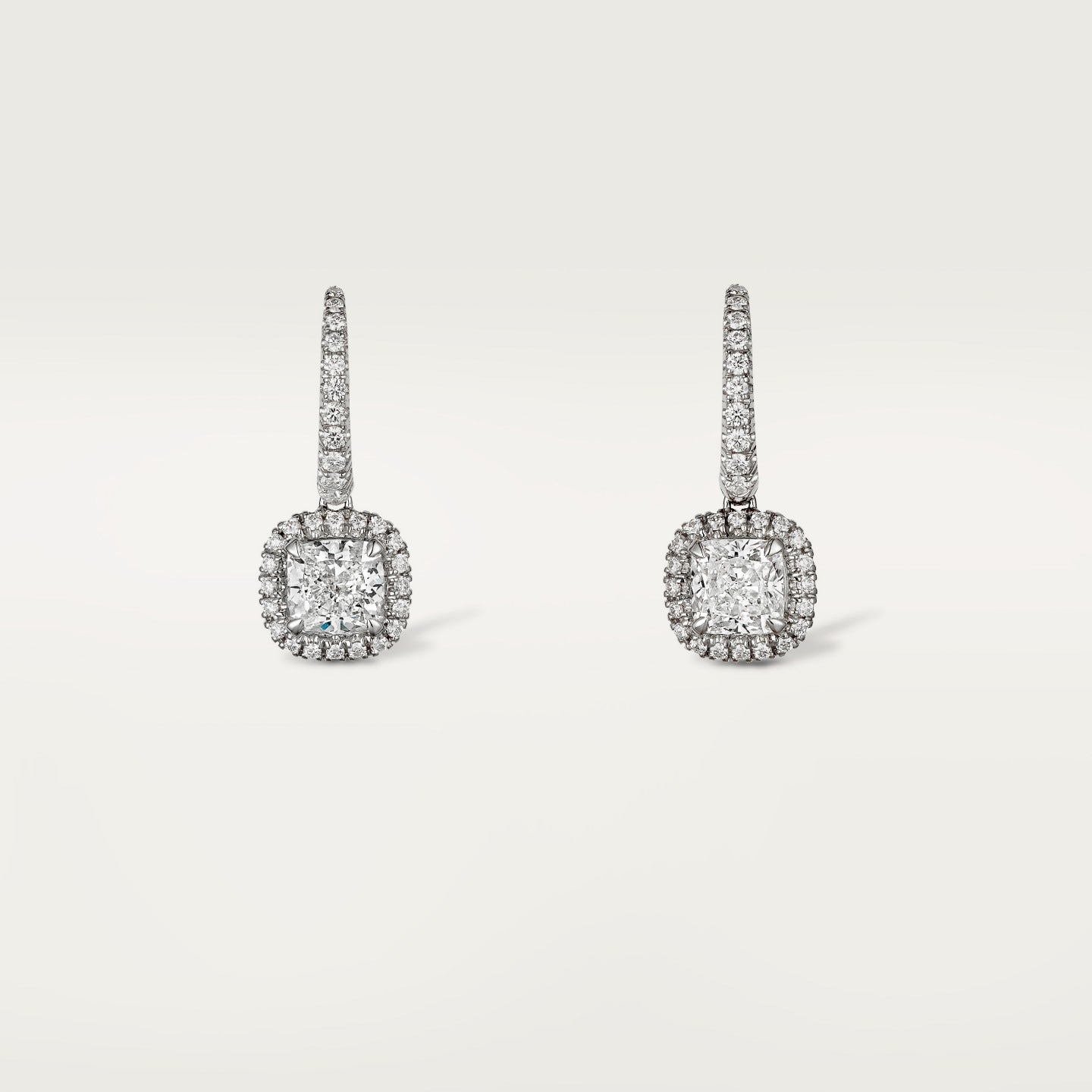 Boucles d'oreilles dormeuses Cartier Destinée, 2 diamants taille coussin, pavées