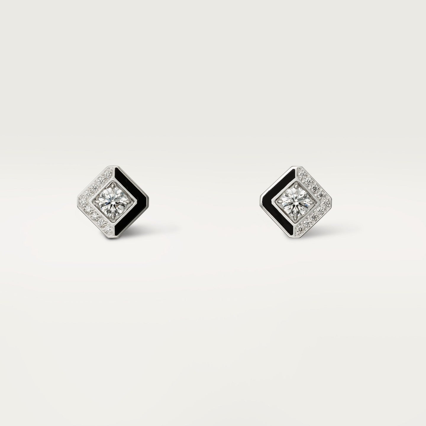 Puces d'oreilles Galanterie de Cartier, 2 diamants taille brillant, semi-pavées