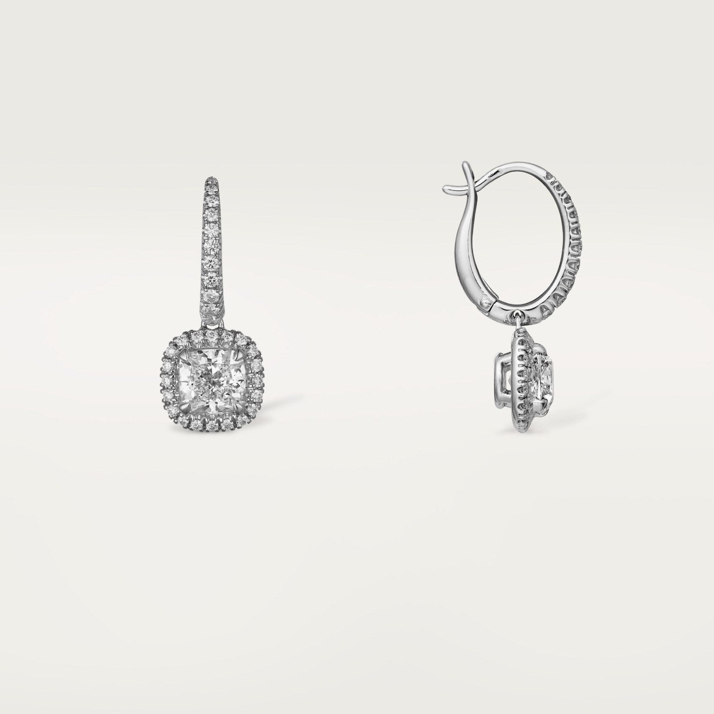 Boucles d'oreilles dormeuses Cartier Destinée, 2 diamants taille coussin, pavées