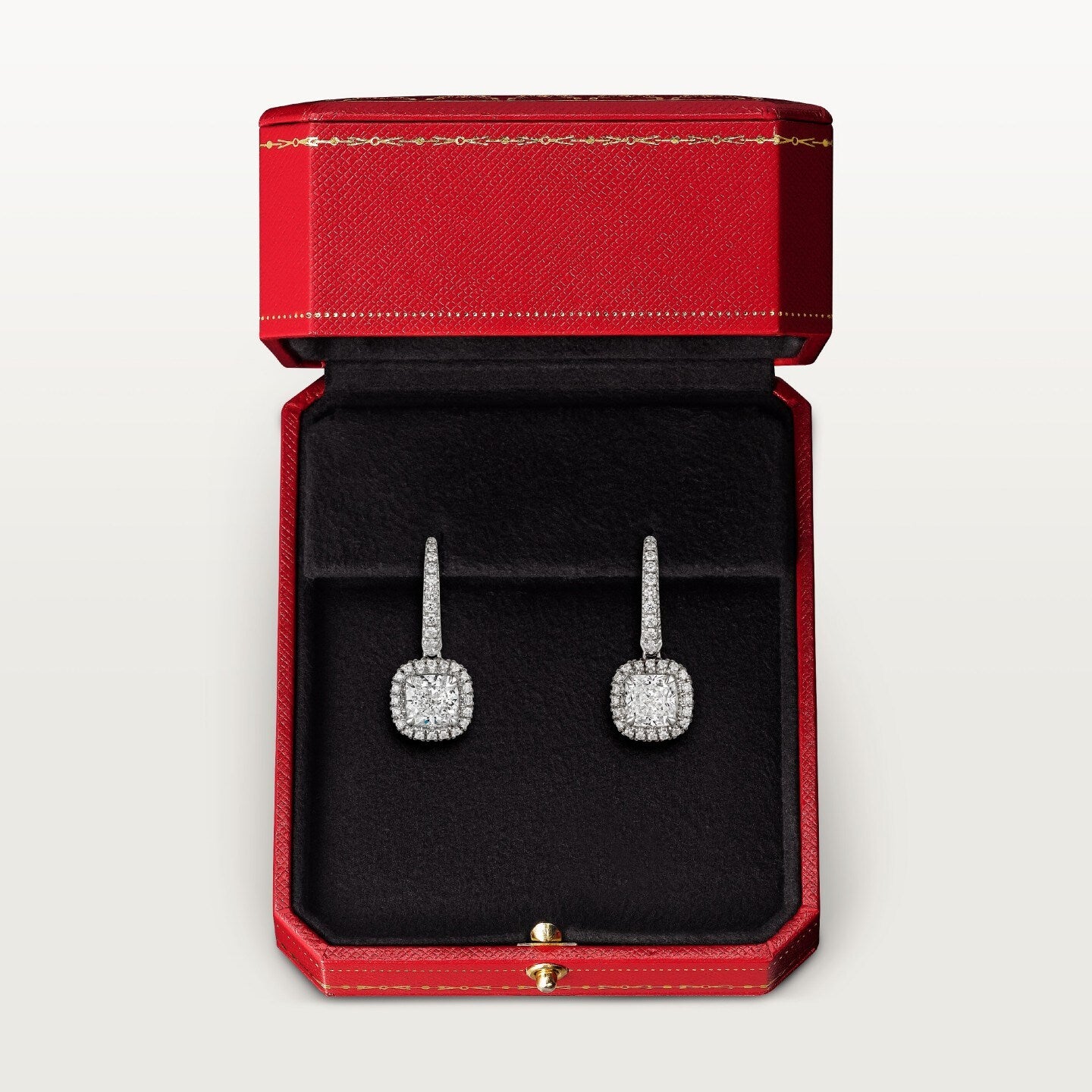 Boucles d'oreilles dormeuses Cartier Destinée, 2 diamants taille coussin, pavées