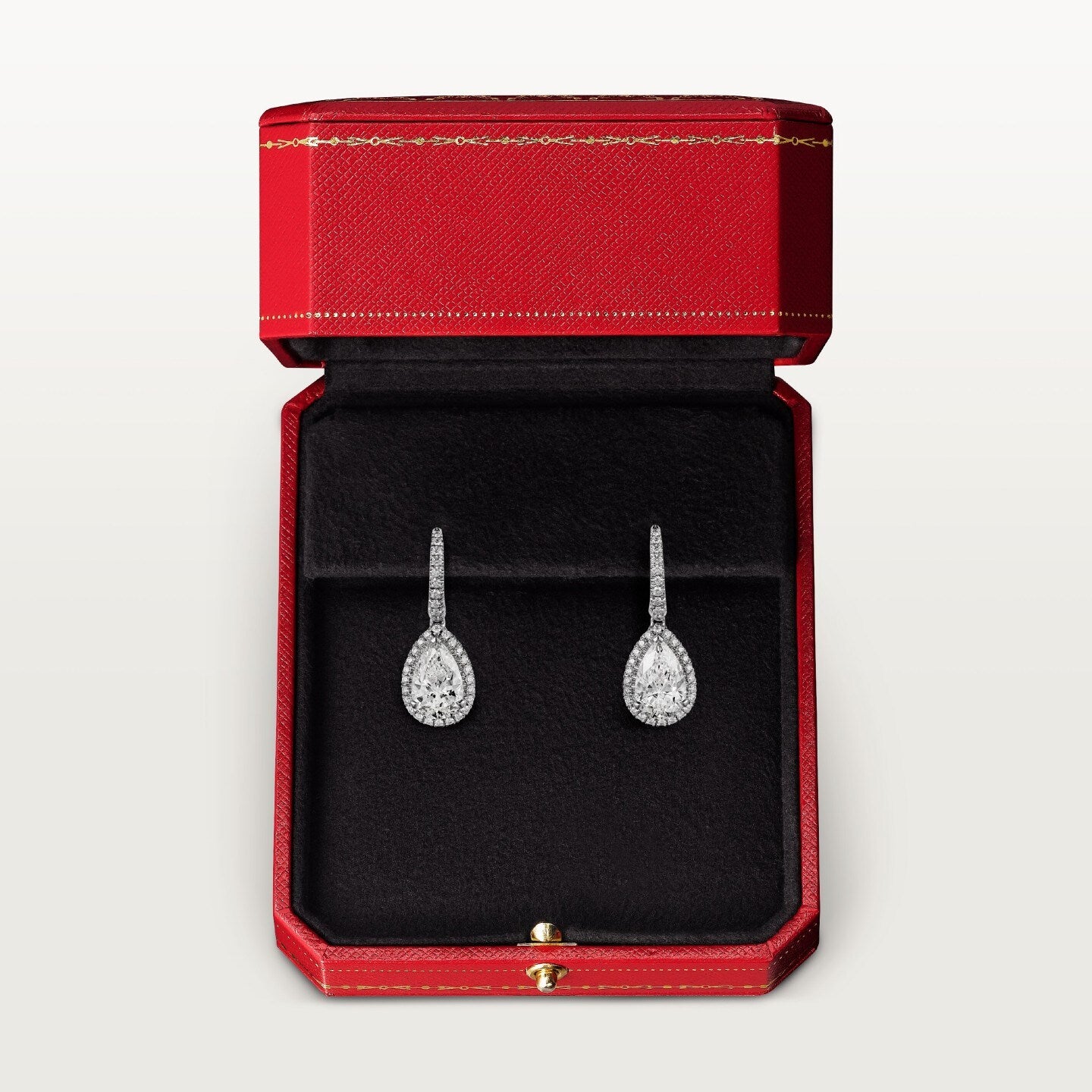 Boucles d'oreilles dormeuses Cartier Destinée, 2 diamants taille poire, pavées