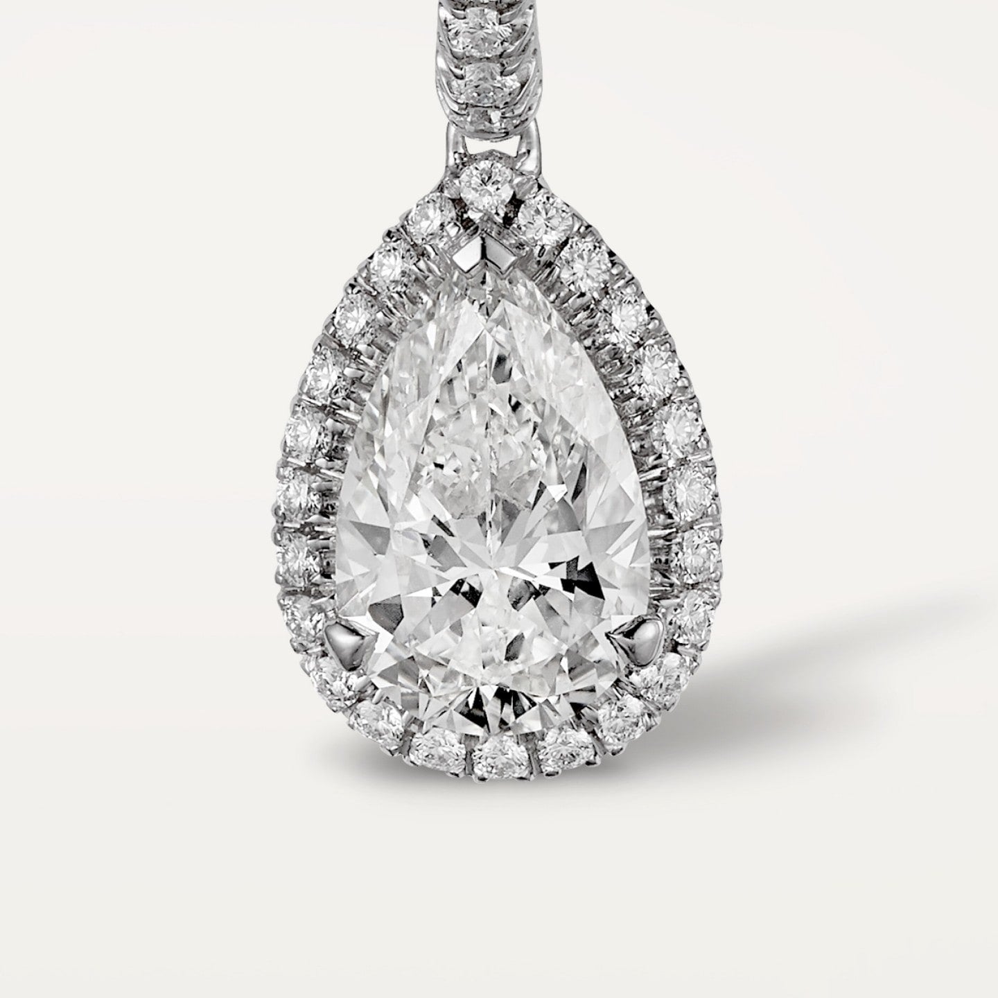 Boucles d'oreilles dormeuses Cartier Destinée, 2 diamants taille poire, pavées