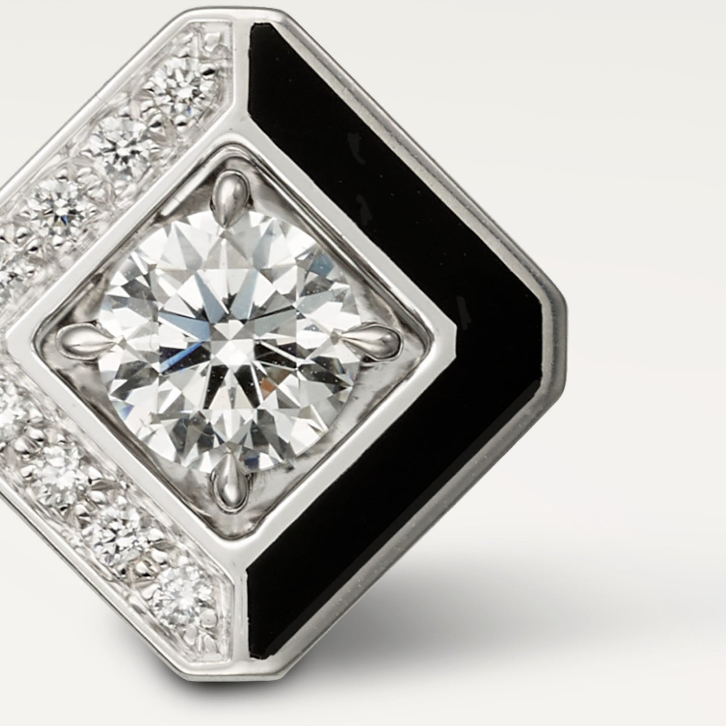 Puces d'oreilles Galanterie de Cartier, 2 diamants taille brillant, semi-pavées