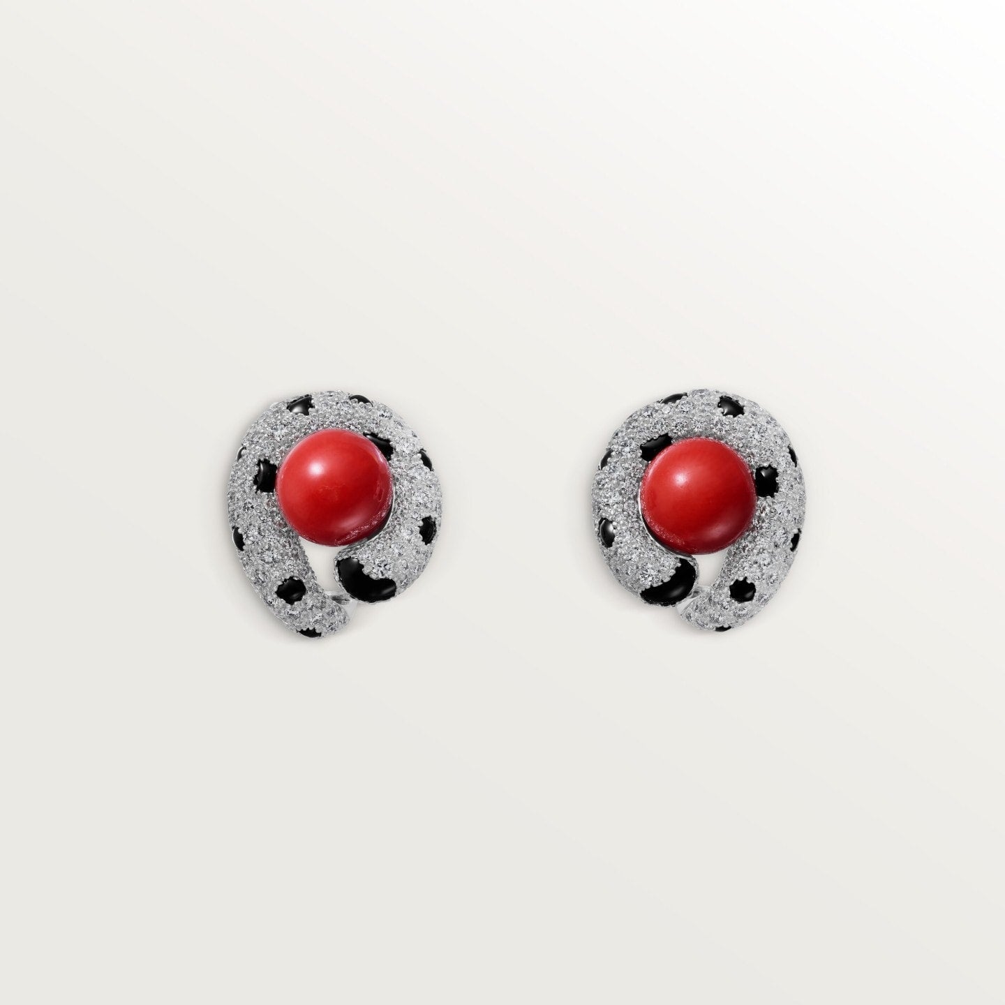 Puces d'oreilles Panthère de Cartier, corail, pavées