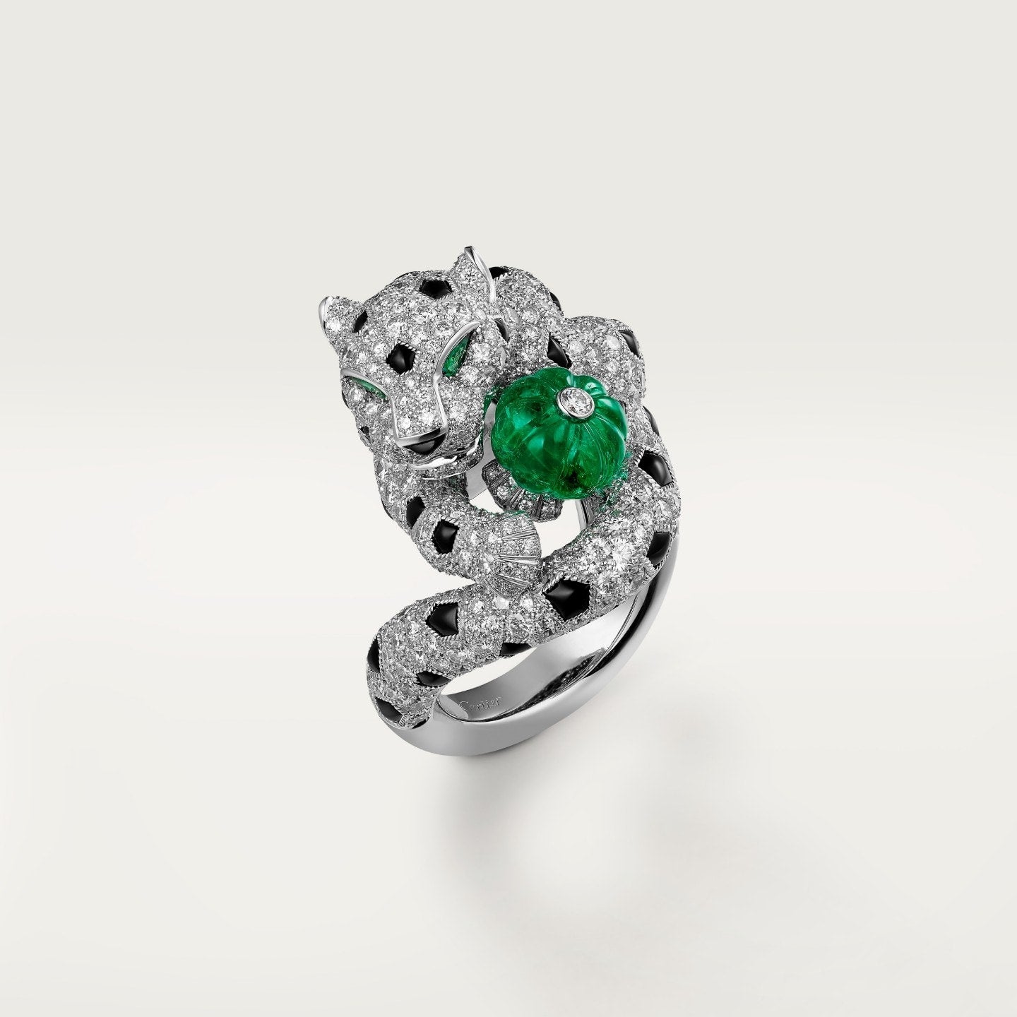 Bague Panthère de Cartier, émeraude melon cut, pavée