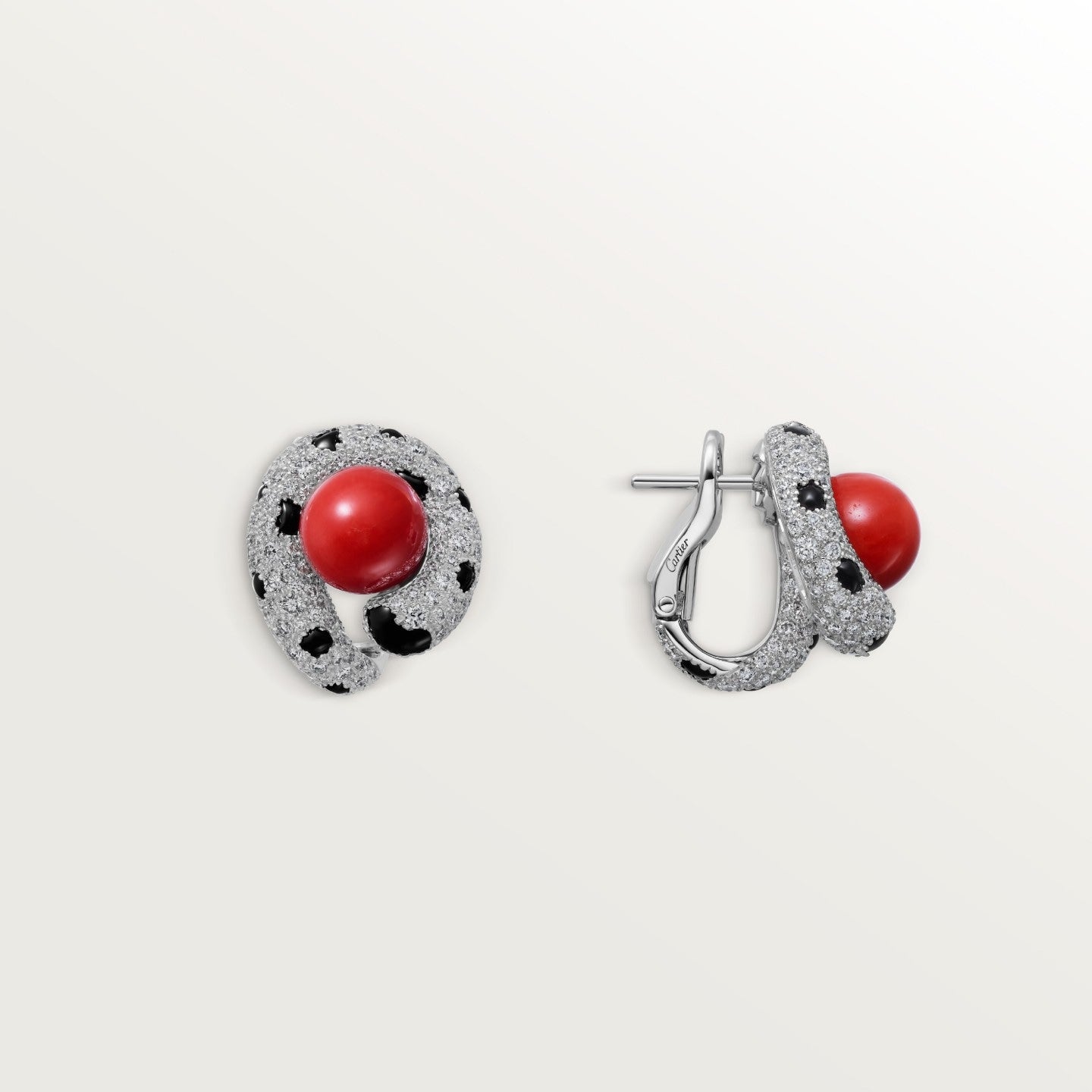 Puces d'oreilles Panthère de Cartier, corail, pavées
