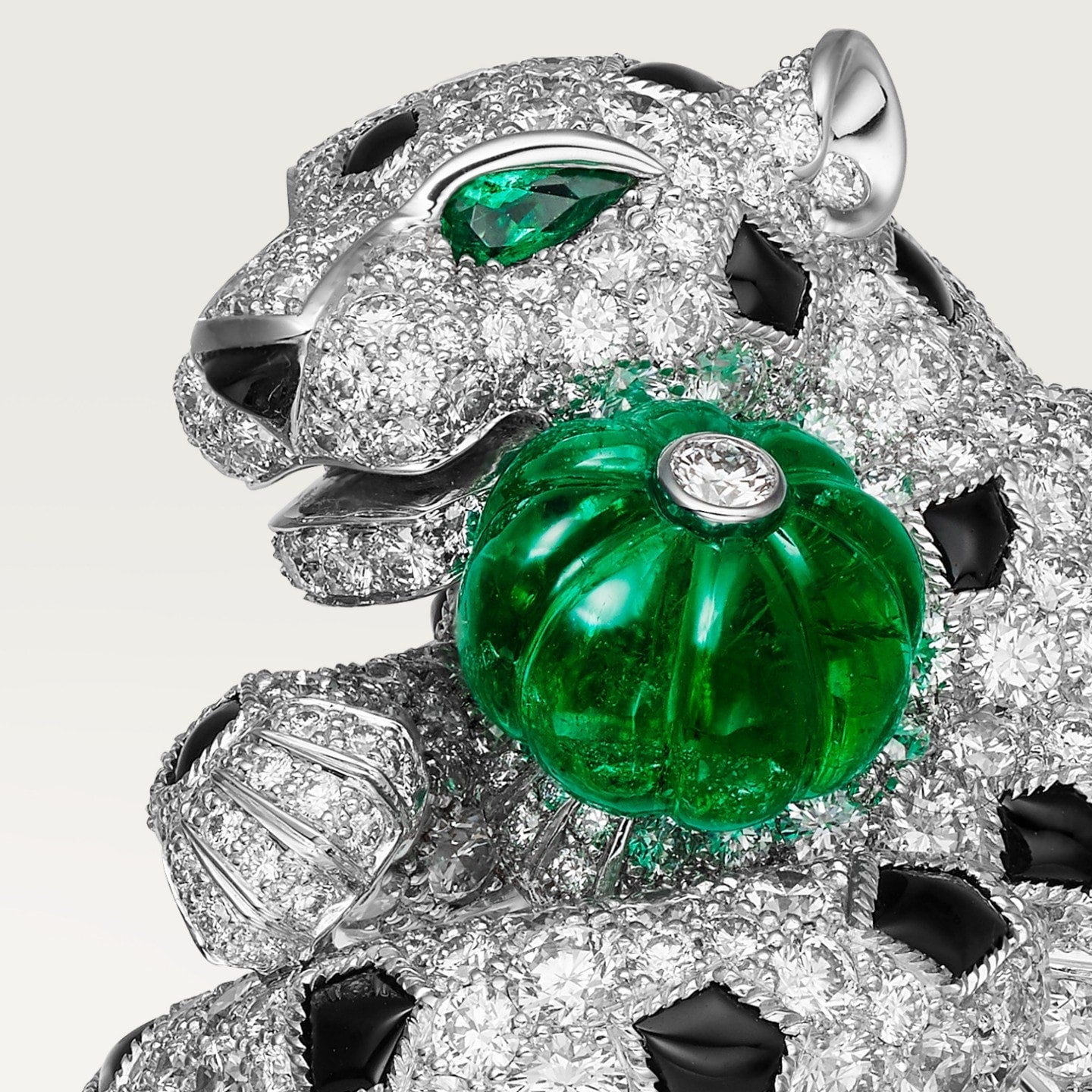 Bague Panthère de Cartier, émeraude melon cut, pavée