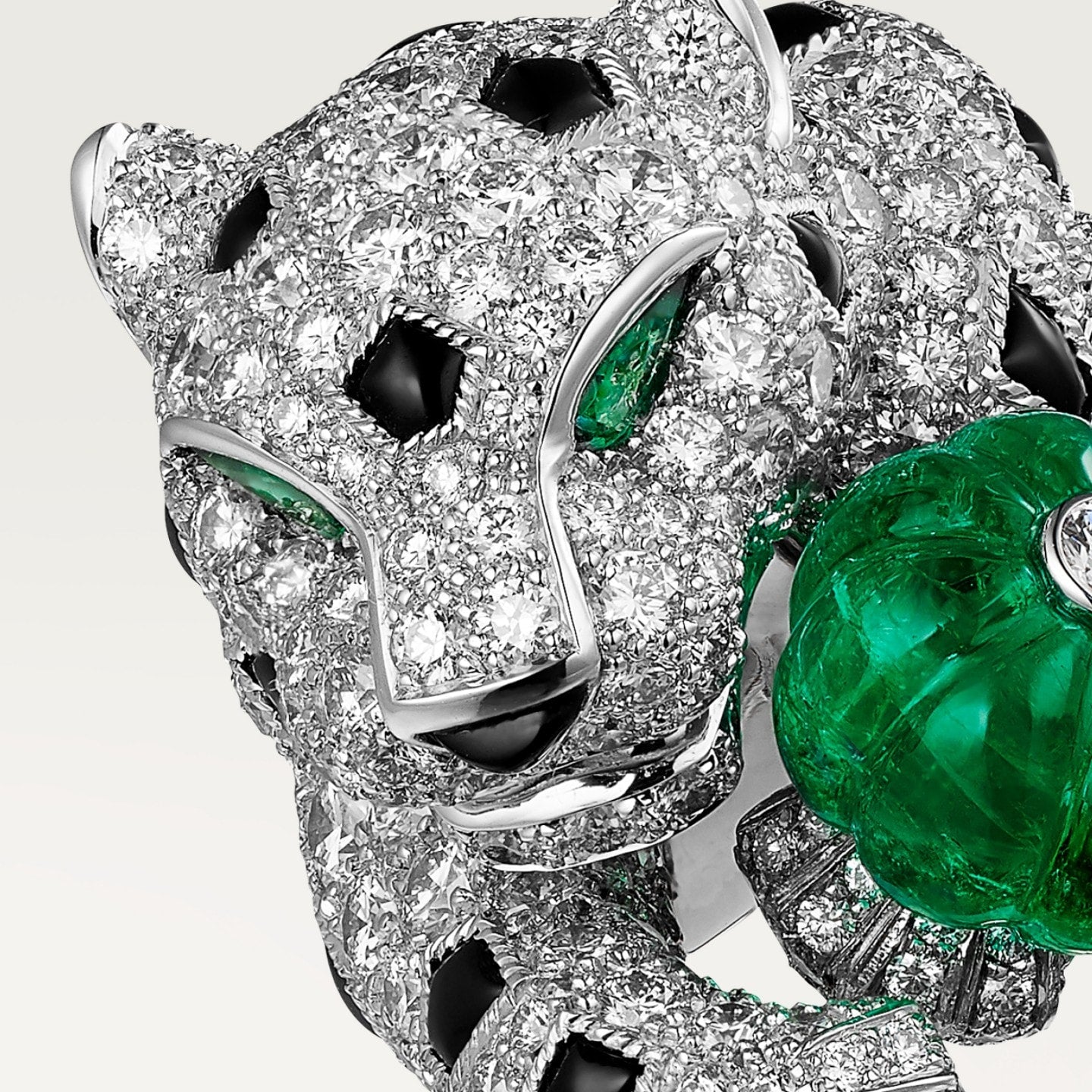 Bague Panthère de Cartier, émeraude melon cut, pavée