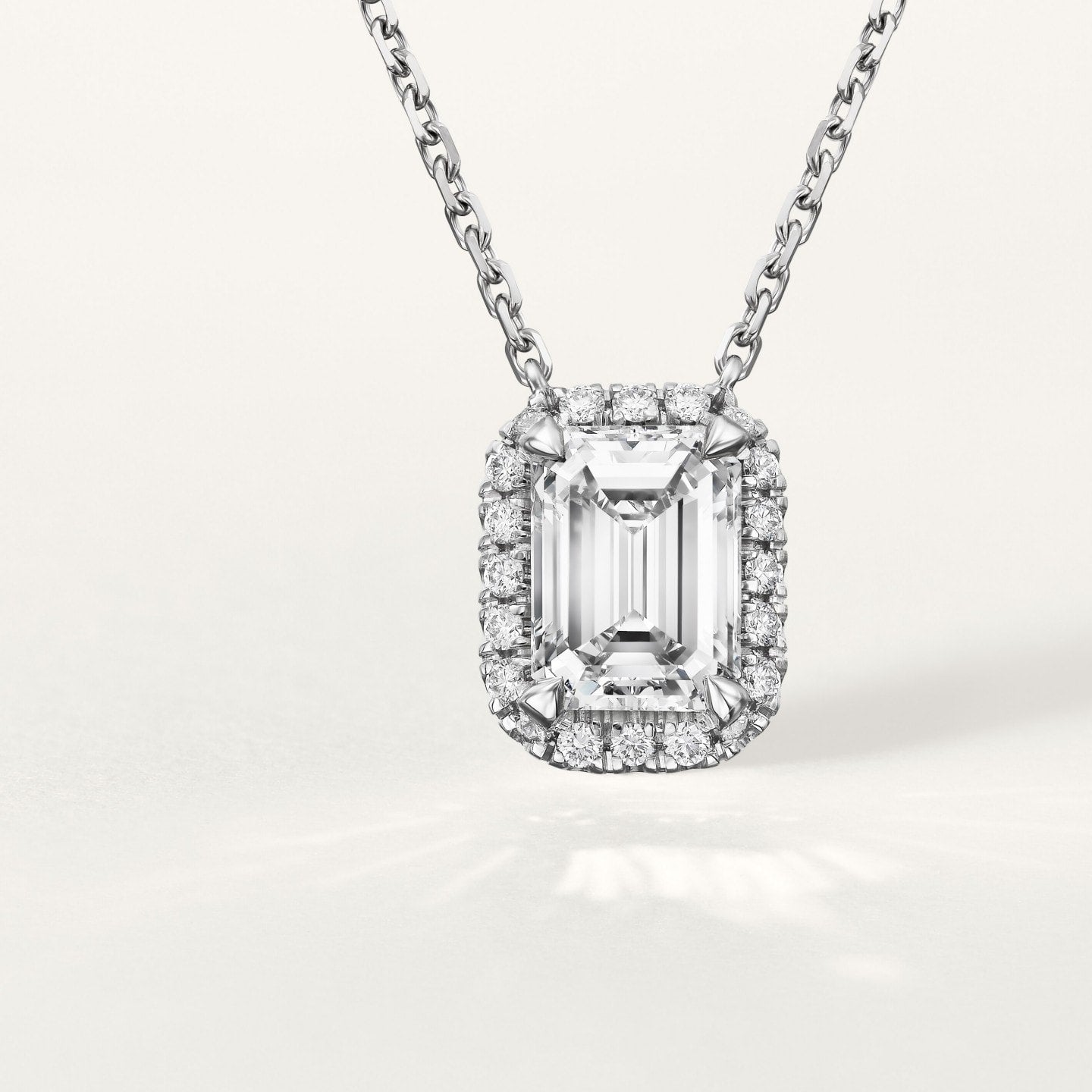 Pendentif Cartier Destinée, diamant taille émeraude, pavé