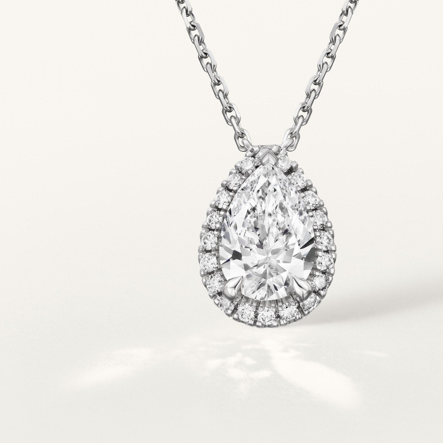 Pendentif Cartier Destinée, diamant taille poire, pavé
