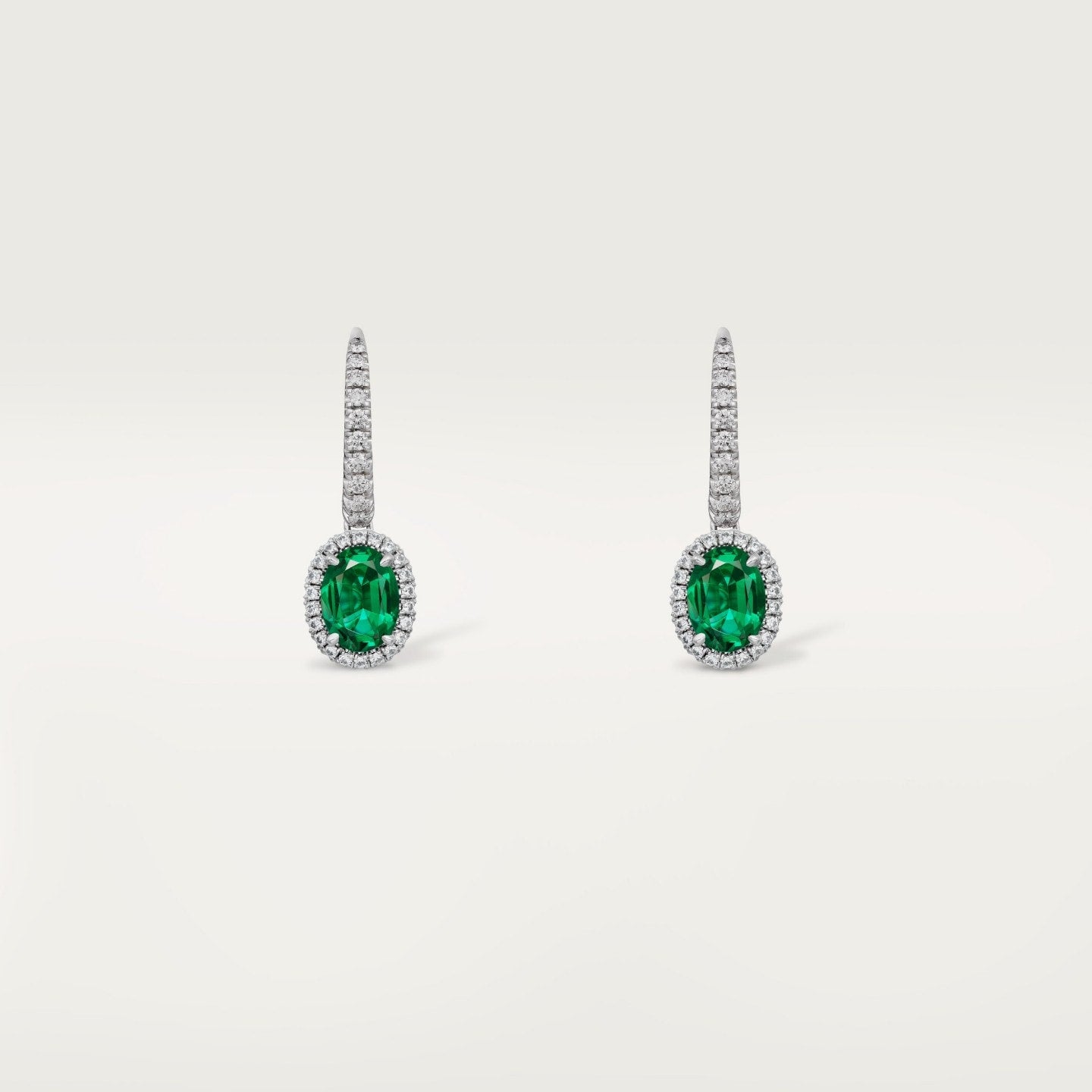 Boucles d'oreilles dormeuses Cartier Destinée, 2 émeraudes taille ovale, pavées
