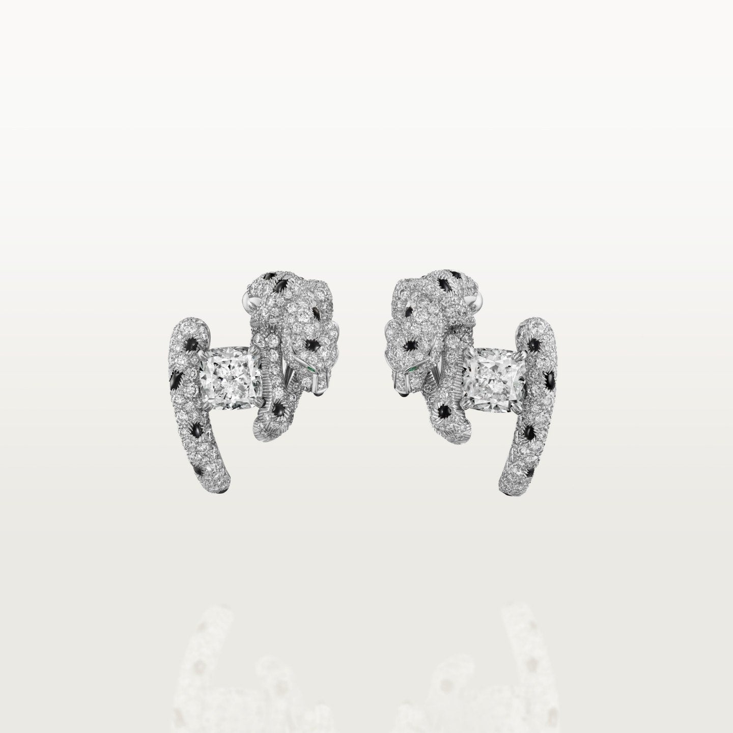 Bijoux d'oreilles Panthère de Cartier, diamant taille coussin, pavés