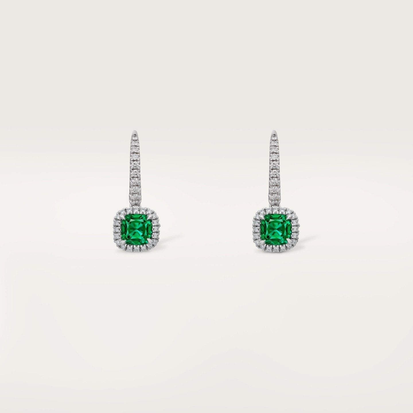 Boucles d'oreilles dormeuses Cartier Destinée, 2 émeraudes taille coussin, pavées