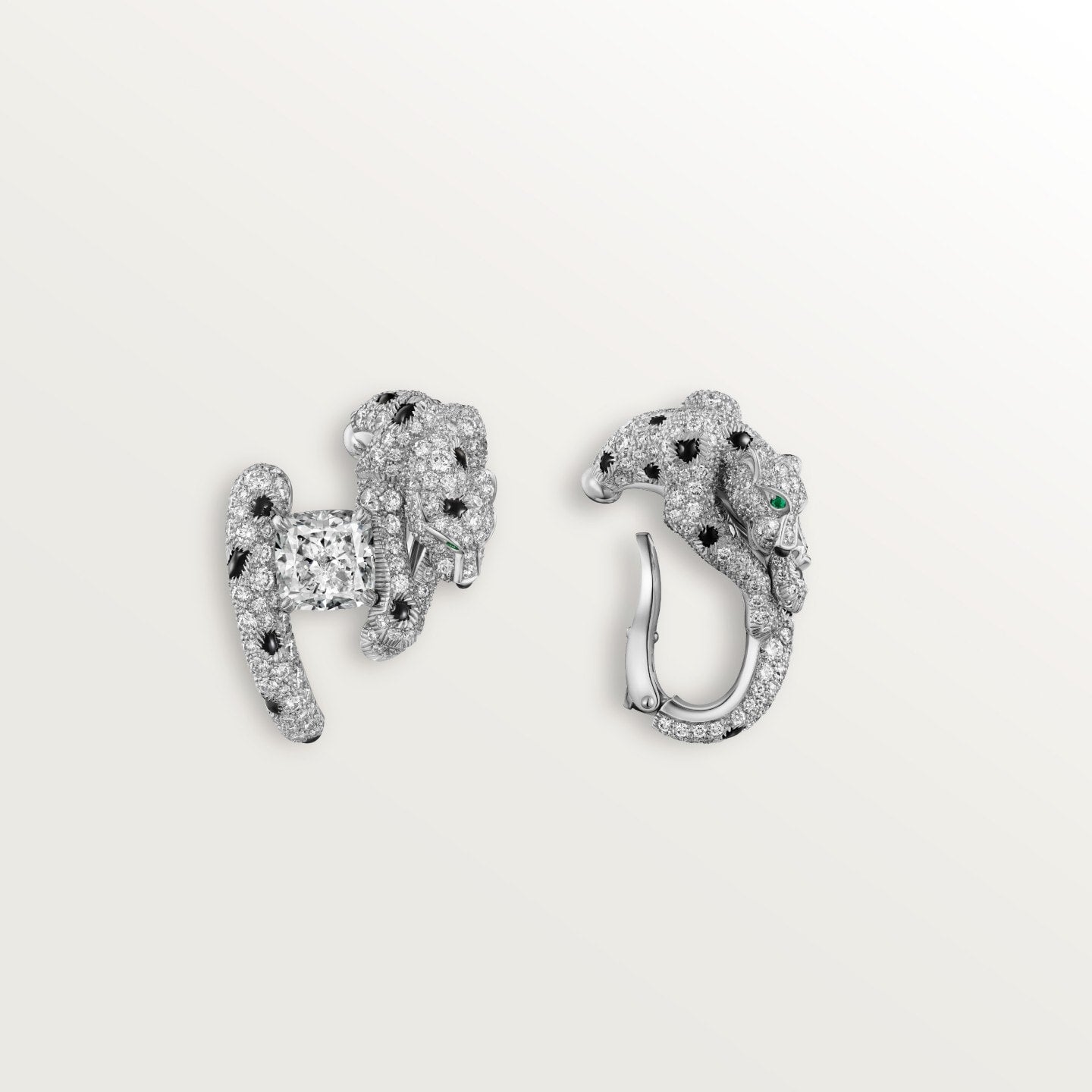 Bijoux d'oreilles Panthère de Cartier, diamant taille coussin, pavés