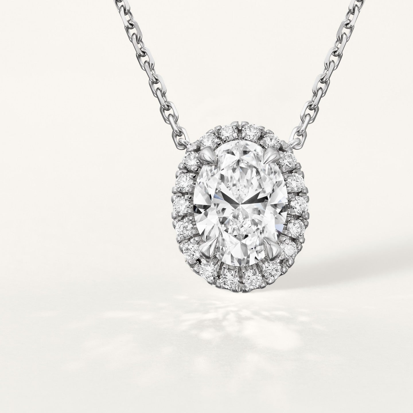 Pendentif Cartier Destinée, diamant taille ovale, pavé