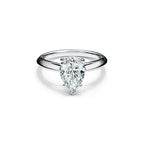 Bague de fiançailles en platine 950 millièmes ornée d’un diamant taille poire