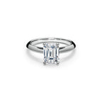 Bague de fiançailles en platine 950 millièmes ornée d’un diamant taille émeraude