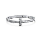 Bracelet jonc T1 en or blanc, diamants pavés et taille baguette