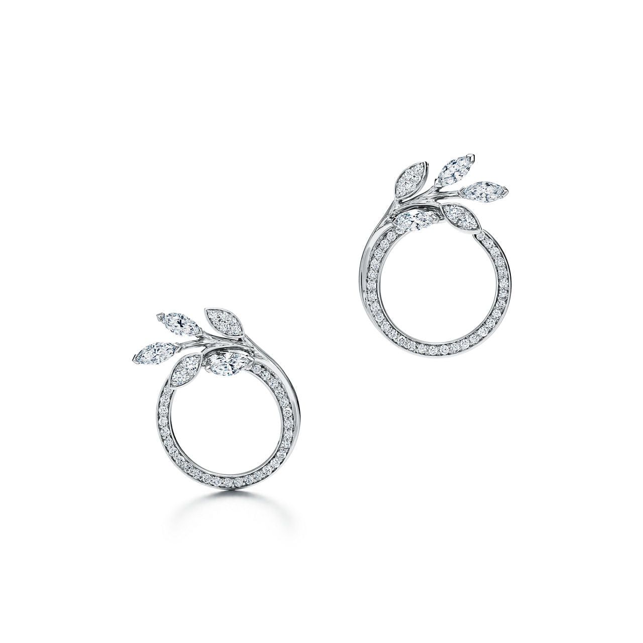 Boucles d’oreilles Cercle motif vigne en platine et diamants