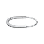 Bracelet jonc étroit en or blanc 18 carats et pavé de diamants demi-cercle