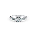 Tiffany Trois pierres Bague de fiançailles en platine 950 millièmes ornée de pierres latérales taille baguette
