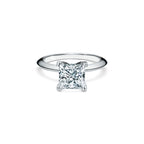 Bague de fiançailles en platine 950 millièmes ornée d’un diamant taille princesse