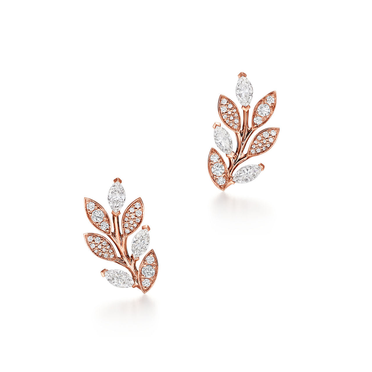 Boucles d’oreilles montantes motif vigne en diamants en or rose 18 carats