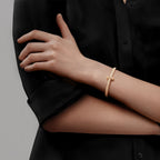 Bracelet jonc à charnière large T1 orné de diamants en or jaune 18 carats