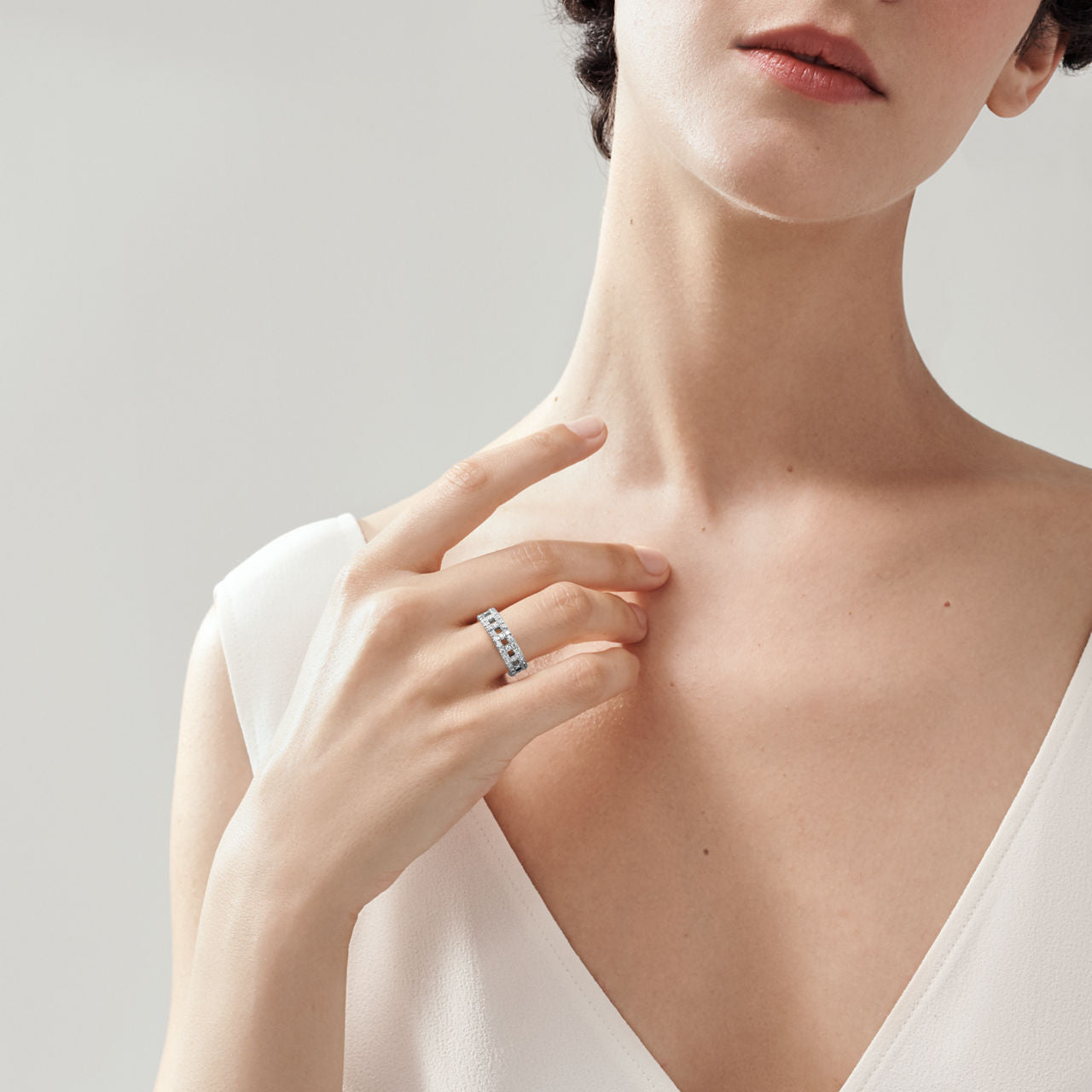 Tiffany T Bague True large en or blanc 18 carats et pavé de diamants