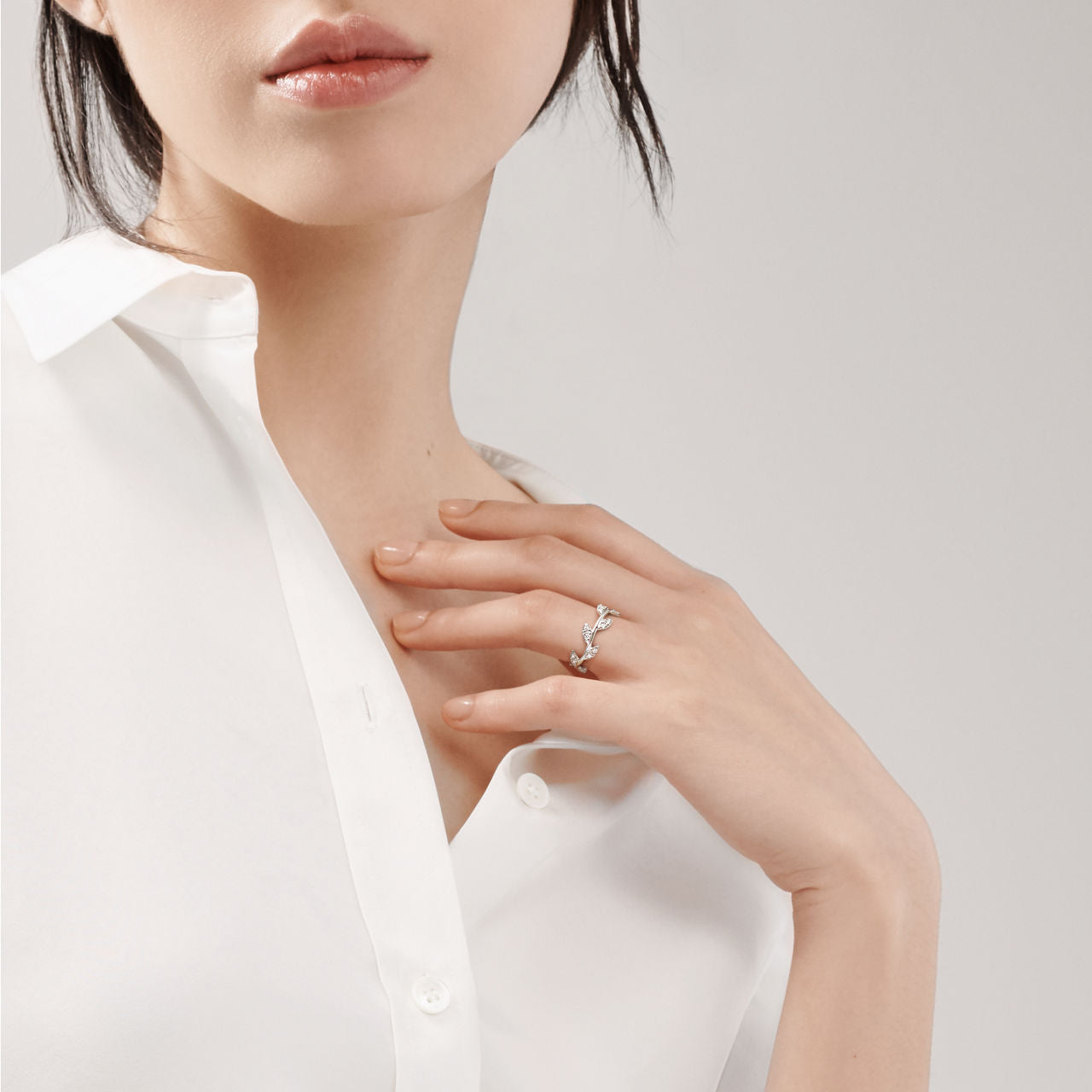 Paloma Picasso® Bague Olive Leaf en or blanc 18 carats et diamants. Étroite.