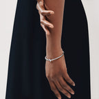 Bracelet jonc à charnière étroite T1 orné de diamants en or blanc 18 carats