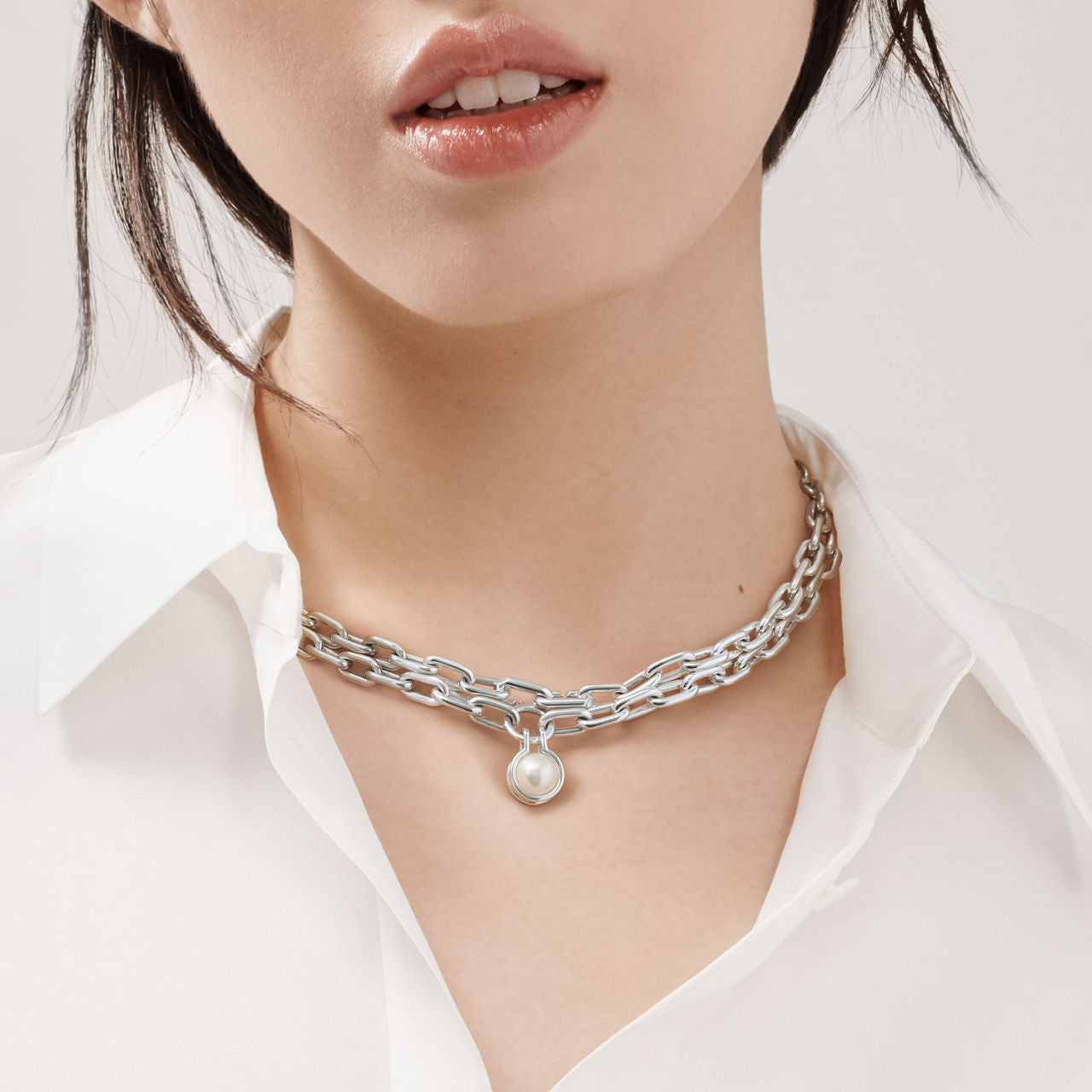 Collier en argent 925 mil. et perle d’eau douce. 81,2 cm en argent 925 millièmes