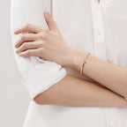 Bracelet jonc à charnière étroite T1 orné de diamants en or jaune 18 carats