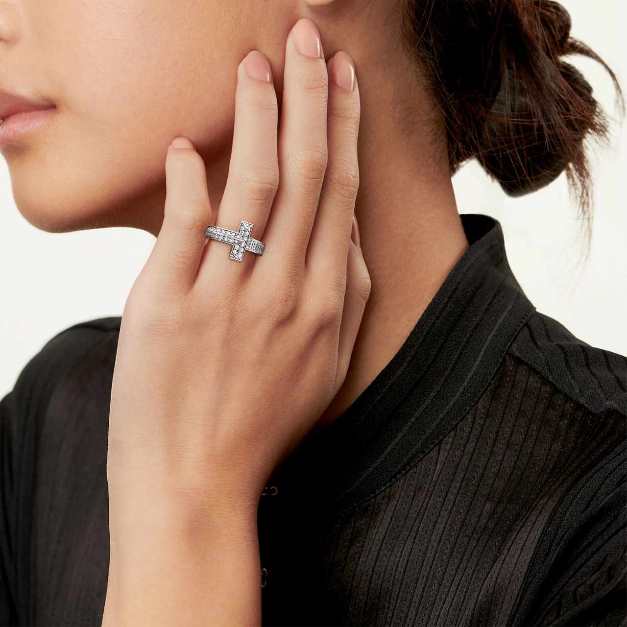Tiffany T Bague T1 en or blanc et diamants pavés et taille baguette