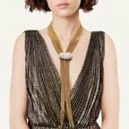 Broche Bean design en or jaune et pavé de diamants