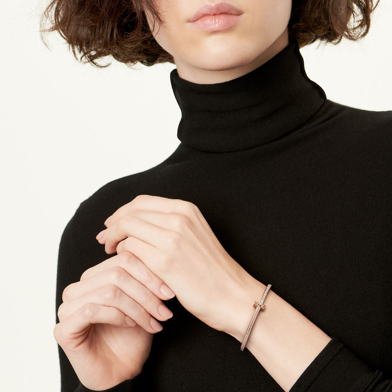 Bracelet jonc étroit à charnière T1 serti de diamants en pavé en or rose