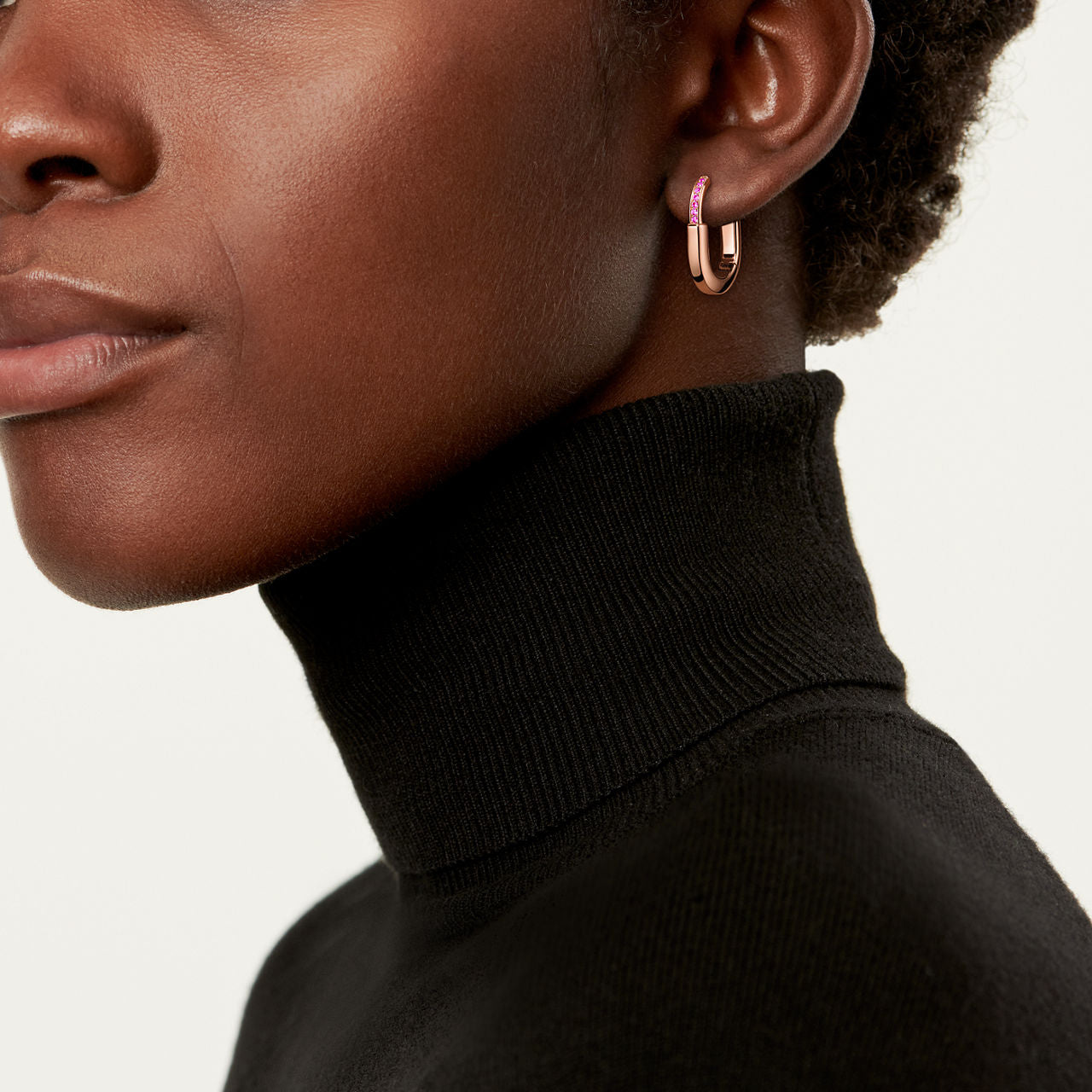 Boucles d’oreilles en or rose et saphirs roses. Small.