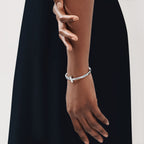 Bracelet jonc à charnière large T1 orné de diamants en or blanc 18 carats