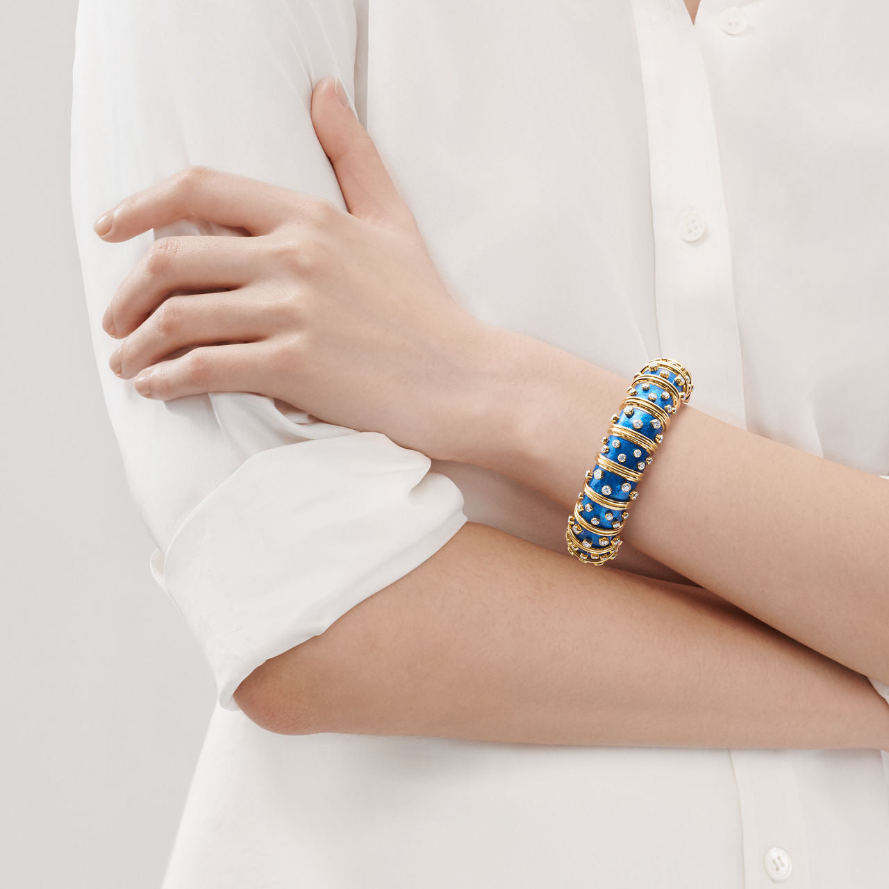 Bracelet large en or, émail bleu ciel et diamants