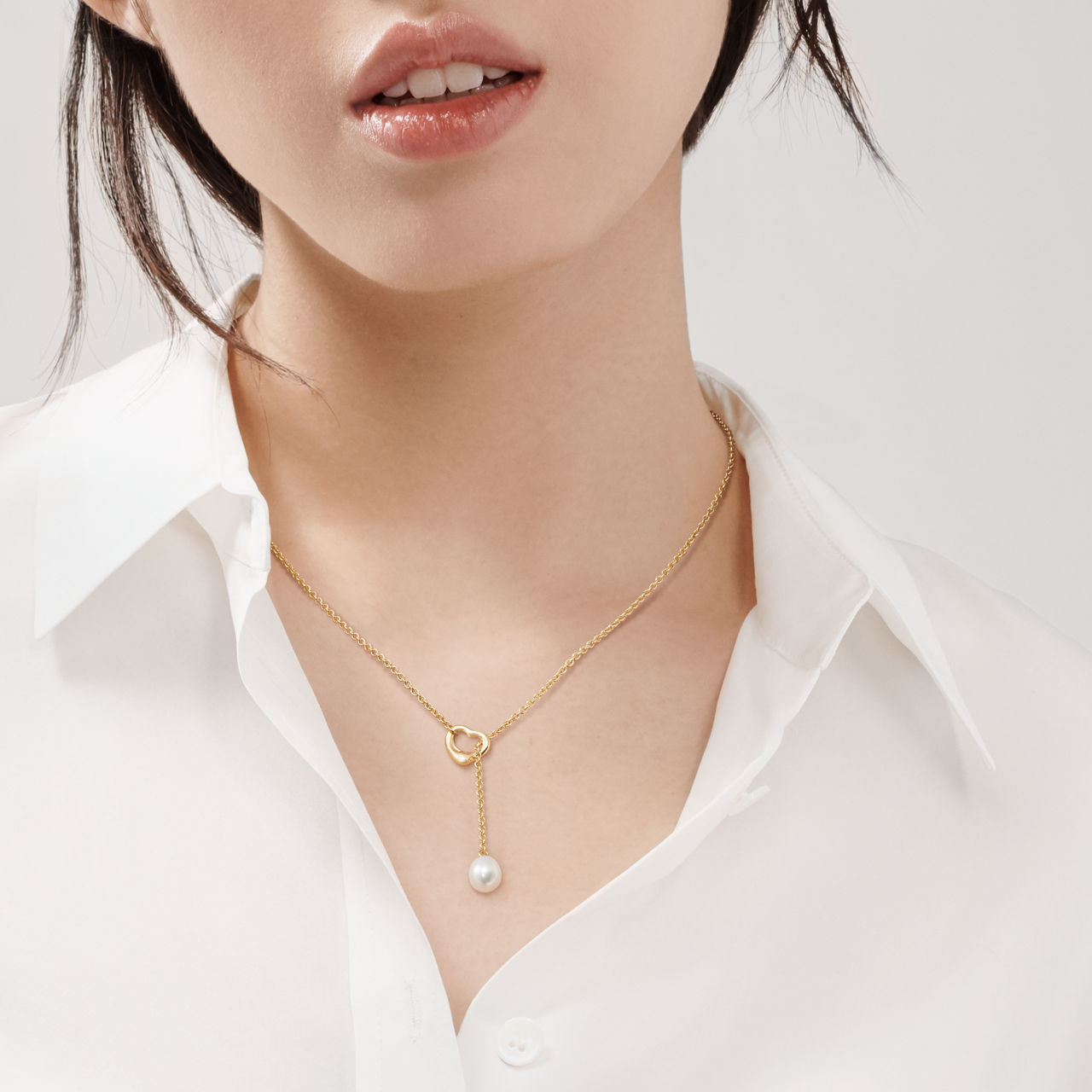 Collier Lasso Open Heart en or jaune 18 carats et perles. 7,5-8 mm.