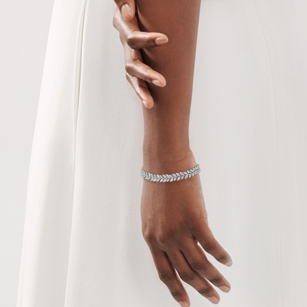 Bracelet motif vigne en platine 950 millièmes et diamants