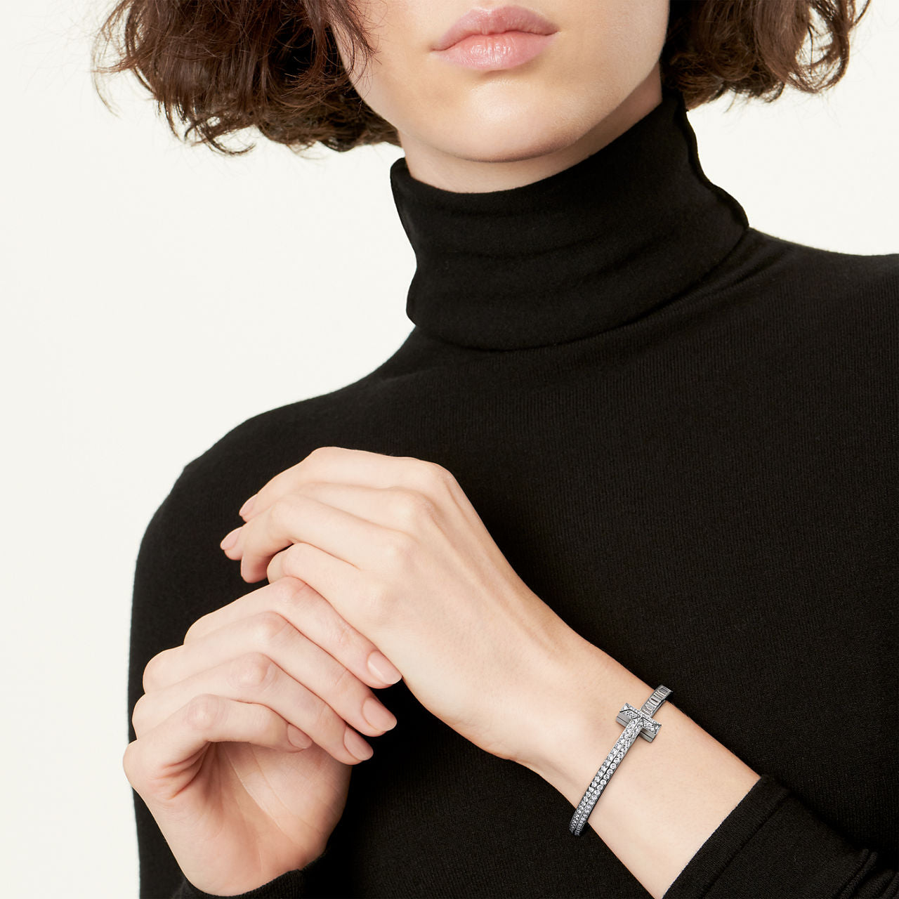 Bracelet jonc T1 en or blanc, diamants pavés et taille baguette