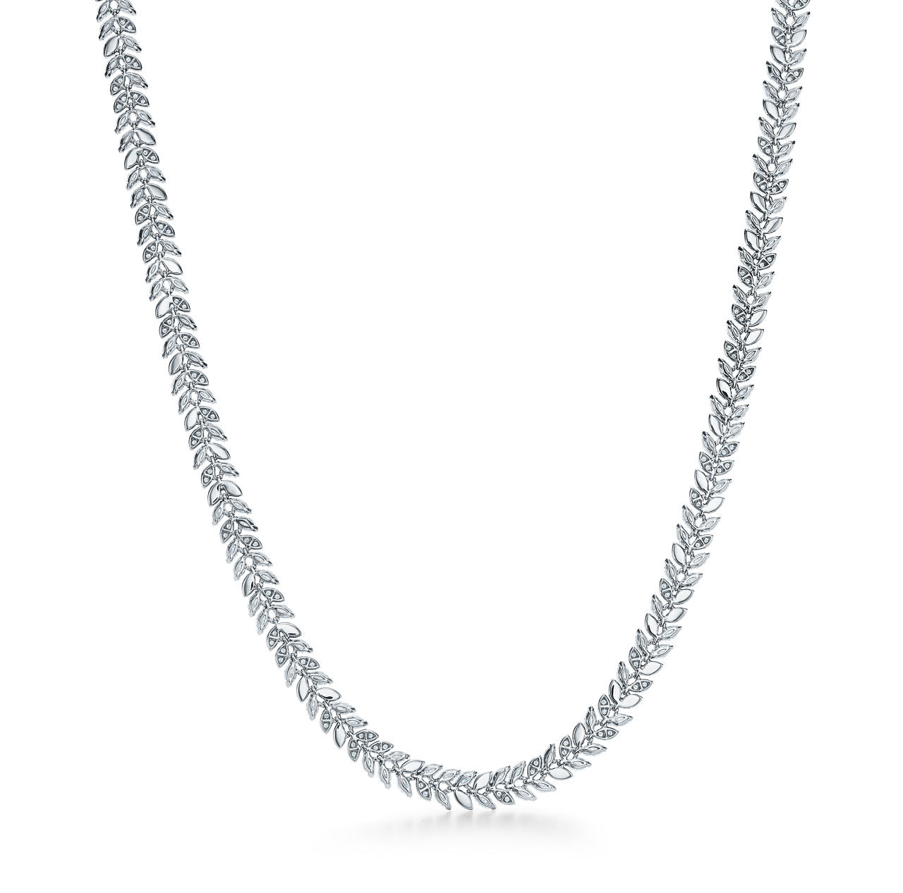 Collier motif vigne en platine 950 mil. et diamants. 40,6 cm