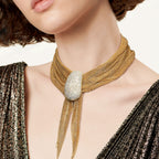 Broche Bean design en or jaune et pavé de diamants