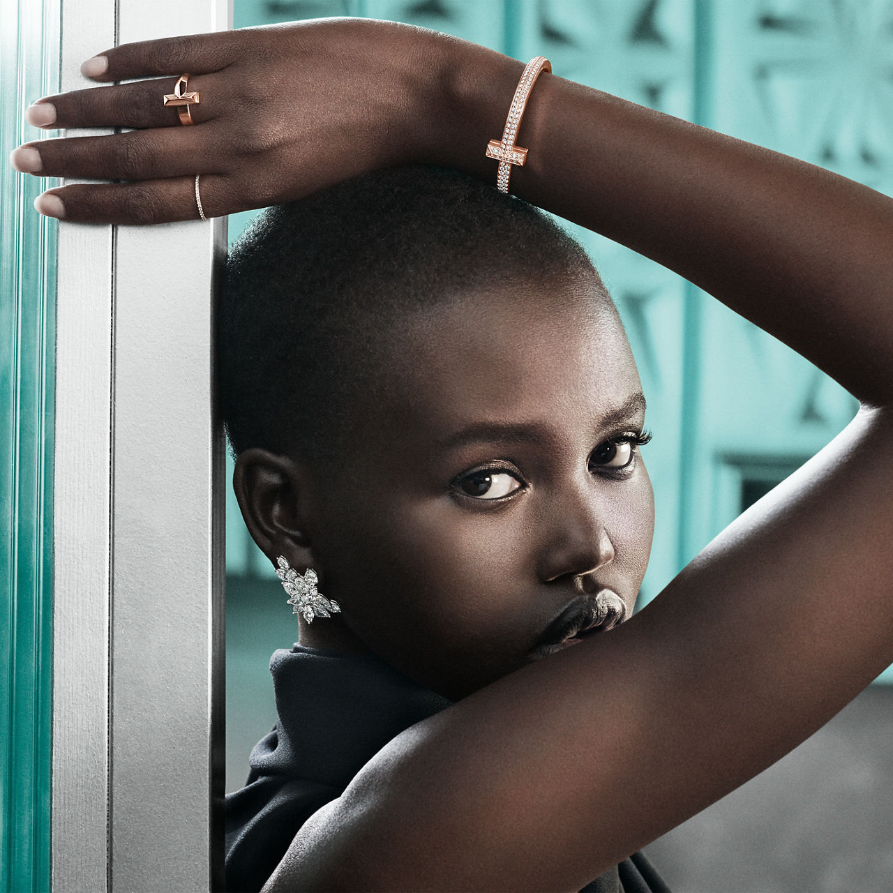 Bracelet jonc à charnière large T1 orné de diamants en or rose