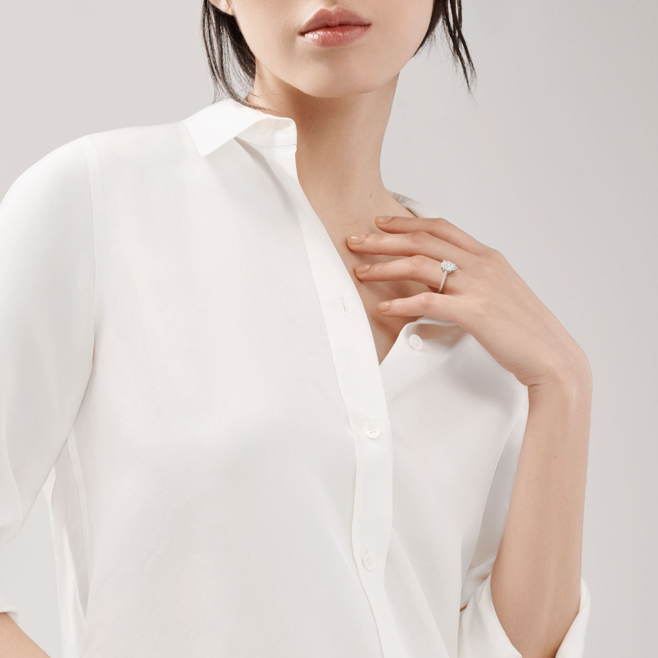 Bague de fiançailles en platine 950 millièmes ornée d’un diamant taille poire